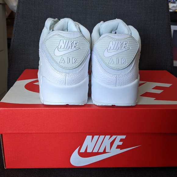 BNIB Nike Wmn's Air Max 90 - Sz 8 - Picture 6 of 9